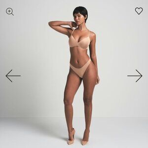 SKIMS  WIRELESS FORM PUSH-UP PLUNGE BRA 34DD